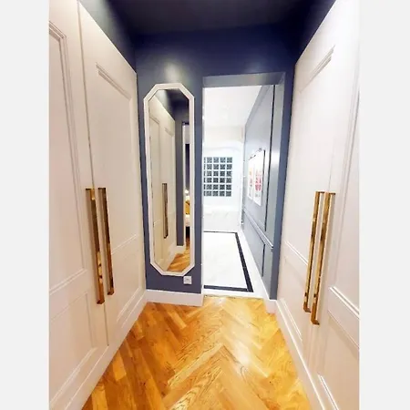 Champs Elysee Apartment *